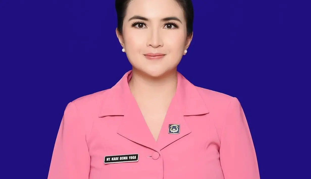 Kini, Kadek Devie dan suaminya telah dikarunia 3 orang anak. Penampilannya pun sebagai Ibu Bhayangkari terlihat semakin elegan. [Foto: Instagram/kddevie]