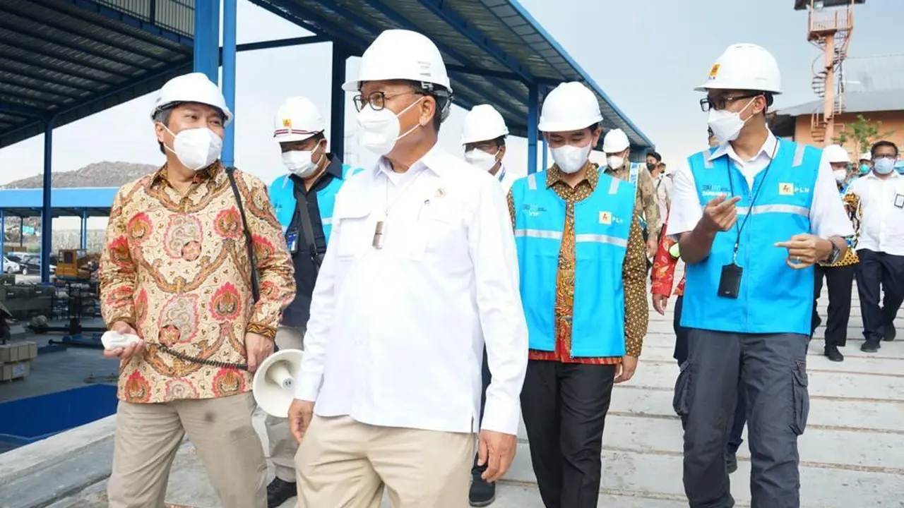 Menteri ESDM Arifin Tasrif bersama Direktur Utama PLN Darmawan Prasodjo di Pembangkit Listrik Tenaga Sampah (PLTSa) Surakarta. (Dok. PLN)