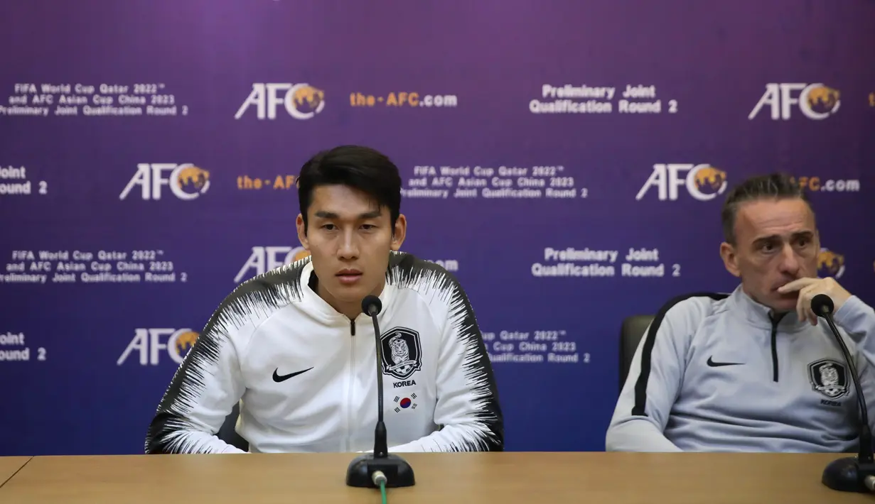 Pemain Korea Selatan Lee Yong (dan pelatih Paulo Bento memberi keterangan pers jelang pertandingan melawan Korea Utara di Stadion Kim Il Sung di Pyongyang (14/10/2019). (Korea Football Association/AFP)