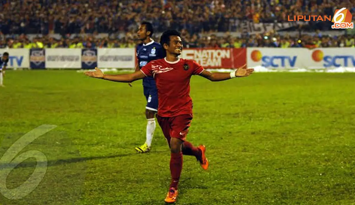 Ilham Udin Armaiyn mengekspresikan kegembiraannya usai menjebol gawang PSIS Semarang di Stadion Jatidiri pada Jumat 14 Februari 2014 (Liputan6.com/Helmi Fithriansyah).