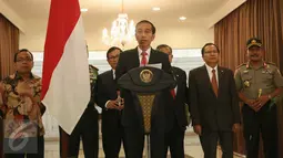 Presiden Jokowi memberikan keterangan di Bandara Halim Perdanakusuma, Jakarta, Jumat (11/9). Jokowi melaksanakan kunjungan kerja ke Arab Saudi, Qatar,dan Uni Emirat Arab untuk pembicaraan kerja sama di bidang ekonomi. (Liputan6.com/Faizal Fanani)