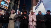 Tradisi salat tarawih sepanjang Rmadan di Times Square sudah berlangsung sejak 2022. (Adam GRAY/AFP)