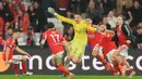 Kiper Benfica asal Ukraina, Anatoliy Trubin (tengah) merayakan golnya selama pertandingan pekan ke-8 Liga Champions 2025-2026 melawan Real Madrid di Estadio da Luz, Lisbon, Rabu (28/1/2026) waktu setempat atau Kamis (29/1/2026) dini hari WIB. Usai mencetak gol yang menyudahi perlawanan Real Madrid pada laga pekan ke-8 Liga Champions 2025-2026 di Estadio da Luz, Lisbon, Rabu (28/1/2026) waktu setempat atau Kamis (29/1/2026) dini hari WIB, nama Anatoliy Trubin langsung menjadi sorotan. (PATRICIA DE MELO MOREIRA/AFP)