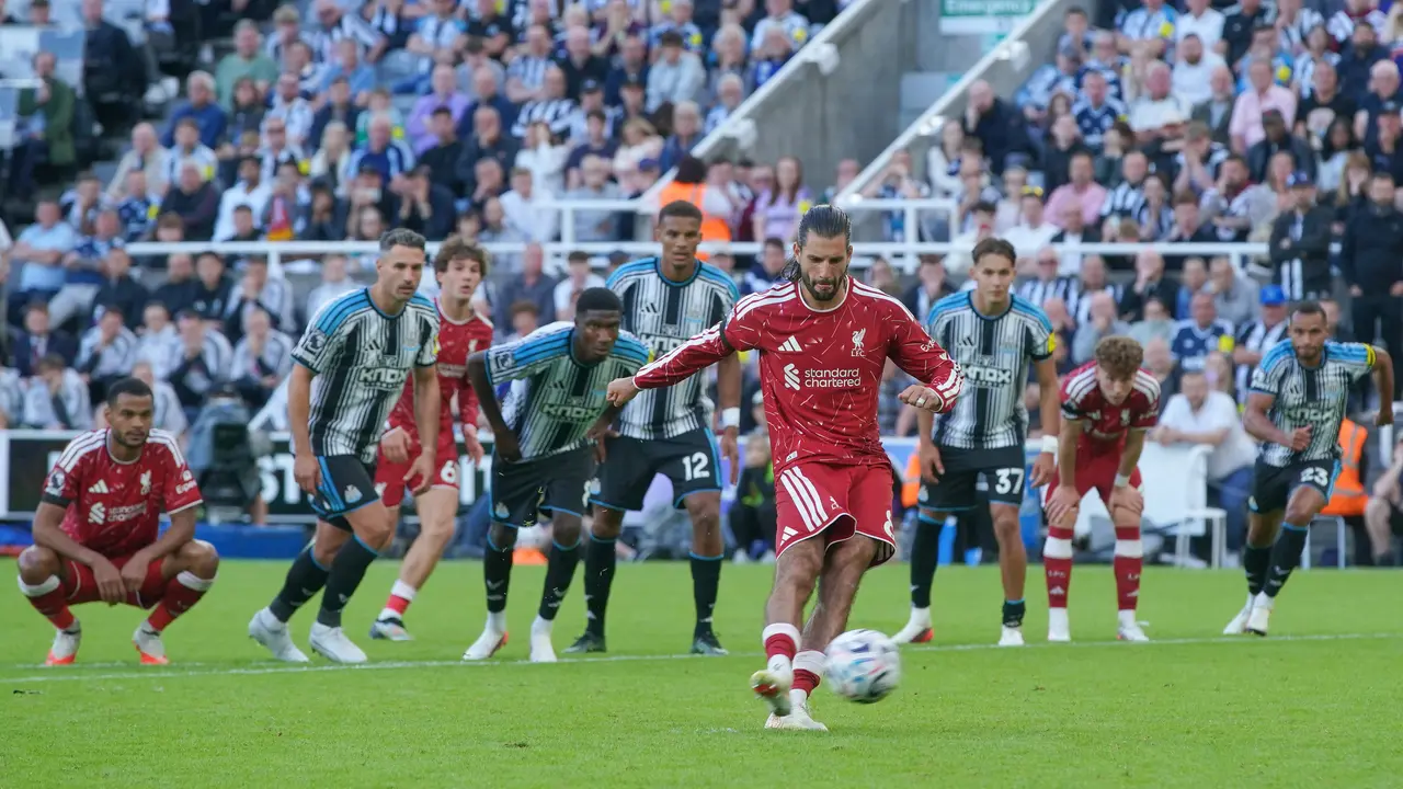 Pemain Liverpool Dominik Szoboszlai mengambil tendangan penalti