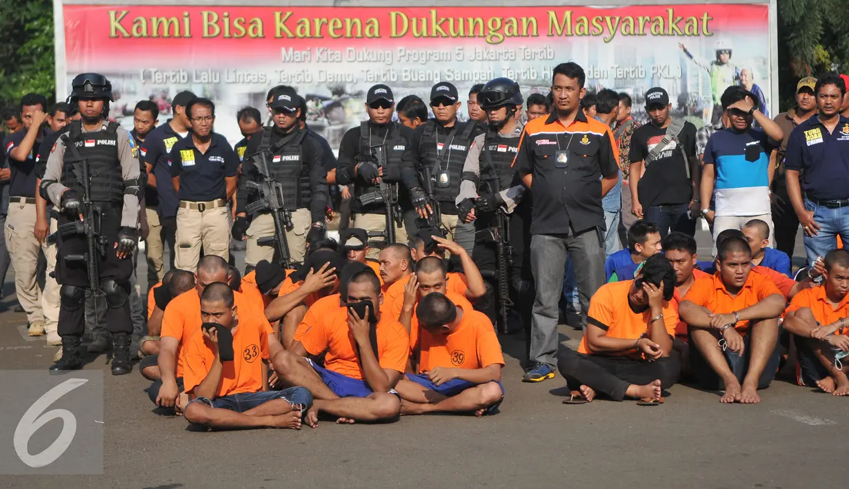Sejumlah tersangka diperlihatkan saat rilis hasil cipta kondisi akhir tahun di Polda Metro Jaya, Jakarta (30/12). Barang bukti dan tersangka dihadirkan dari seluruh Polres dan Polsek sejabodetabek. (Liputan6.com/Gempur M Surya)