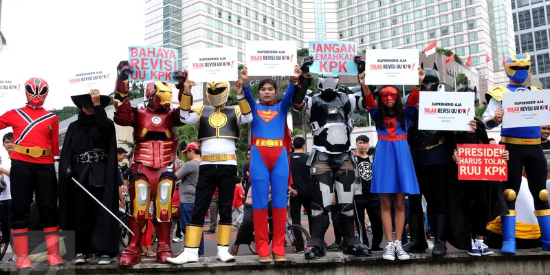 Puluhan Superhero Tolak Revisi UU KPK di Jakarta