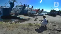 Umat Hindu Dharma menghaturkan sesaji di depan dermaga kapal penyeberangan pada H-3 Lebaran Idul Fitri di Pelabuhan Gilimanuk, Bali, Rabu (19/4/2023). (merdeka.com/Arie Basuki)