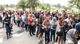 Penonton mengantre saat akan menyaksikan konser "Westlife-The Twenty Tour 2019" di ICE BSD, Tangerang, Banten, Selasa (6/8/2019). Konser yang diselenggarakan oleh Full Color Entertainment ini merupakan bagian dari perayaan 20 tahun Westlife berkarya. (Liputan6.com/Fery Pradolo)