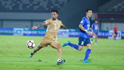 Pemain Dewa United, Stefano Lilipaly, melepaskan tendangan saat melawan Tainan City FC pada matchday kedua Grup E AFC Challenge League 2025/2026 di Stadion Indomilk Arena, Rabu (29/10/2025) malam WIB. (Bola.com/M Iqbal Ichsan)