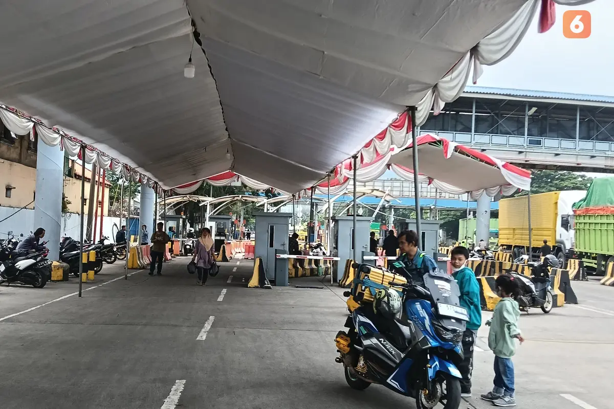 Tenda Pemudik Sepeda Motor di Pelabuhan Merak Masih Sepi. (Minggu, 23/03/2025). (Yandhi Deslatama/Liputan6.com).