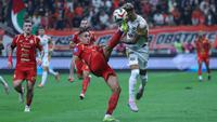 Bertanding pada laga tunda pekan ke-21 BRI Super League 2025/2026 di Jakarta International Stadium (JIS), Minggu (15/3/2026) malam WIB, Persija harus puas berbagai angka dengan Dewa United Banten FC setelah bermain imbang 1-1. Tampak dalam foto, pemain Persija berebut bola dengan penyerang kiri Dewa United Banten FC, Noah Wail Sadaoui saat pertandingan lanjutan BRI Super League 2025/2026 di Jakarta International Stadium (JIS), Minggu (15/3/2026) malam WIB. (Bola.com/M Iqbal Ichsan)