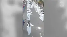 Puluhan ‘kuntilanak dan pocong’ berjoget bersama diiringi lagu ‘Lagi Syantik’ milik Siti Badriah.