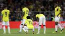 Para pemain Kolombia tampak kecewa usai disingkirkan Inggris pada babak 16 besar Piala Dunia di Stadion Spartak, Moskow, Selasa (3/7/2018). Inggris menang 1-1 (4-3) atas Kolombia. (AP/Matthias Schrader)