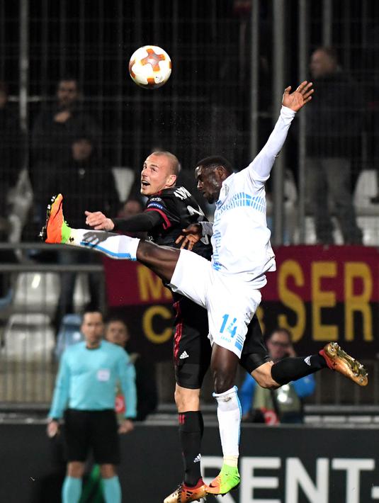 Gelandang AC Milan, Luca Antonelli, duel udara dengan striker Rijeka, Maxwell Acosty, pada laga Liga Europa di Stadion HNK Rijeka, Jumat (8/12/2017). AC Milan takluk 0-2 dari Rijeka. (AFP/Stringer)