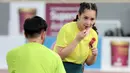 Selebritas Nagita Slavina memakai lipstik pada laga tenis nomor ganda campuran Turnamen Olahraga Selebriti Indonesia (TOSI) yang digelar di GOR UNJ, Jakarta, Sabtu (15/07/2023). Gigi, sapaan Nagita Slavina, yang berpasangan dengan Ritchie Ismail atau dikenal sebagai Jeje Govinda kalah dari pasangan Gege dan Ibnu Jamil dua set langsung  (5-7, 6(2)-7(7)). (Bola.com/Abdul Aziz)