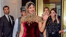 Priyanka Chopra tampil menawan dengan mengenakan busana seperti ksatria di Era Perang Salib. Ia terlihat mengenakan dress warna merah dan penutup kepala berwarna emas. (AFP/Roy Rochlin/GETTY IMAGES NORTH AMERICA)