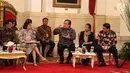 Menteri PPN/Kepala Bappenas, Bambang Brodjonegoro berdiskusi disela Rapat Kabinet Paripurna di Istana Negara, Senin (5/3). Rapat kabinet paripurna ini membahas kerangka ekonomi makro serta pokok-pokok Kebijakan Fiskal 2019. (Liputan6.com/Angga Yuniar)
