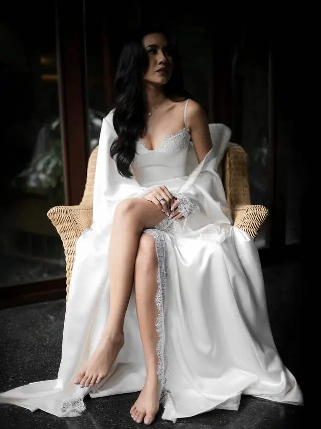 6 Potret Shenina Cinnamon Pertahankan Gaya Minimalis dalam Bridal Robe Elegannya