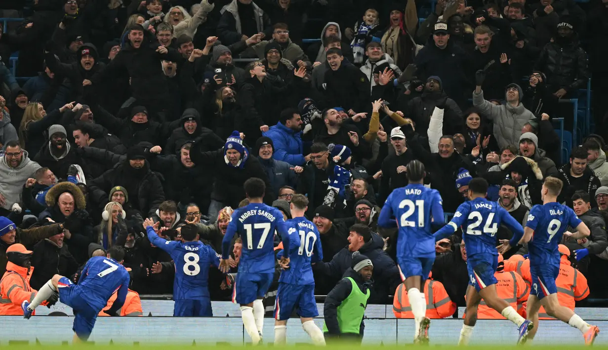 Sementara Chelsea harus puas tertahan di peringkat lima dengan mengumpulkan perolehan 31 poin. (AP Photo/Dave Thompson)