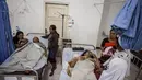Beberapa penumpang yang selamat tampak mendapat perawatan medis. Dalam kecelakaan yang terjadi Jumat (18/04/14), tujuh orang meninggal, tiga di antaranya anak-anak (AFP Photo/STR)