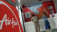 Suasana tempat penjualan tiket pesawat AirAsia di Terminal 3 Bandara Soekarno Hatta, Minggu (28/12/2014). (Liputan6.com/Faizal Fanani)