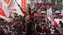 Kampanye Partai Gerindra di lapangan Bojongloa Bandung juga diwarnai dengan aksi salah satu simpatisan yang mengecat tubuhnya dengan warna merah (Liputan6.com/Helmi Fithriansyah)