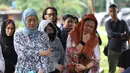 Isak tangis dan doa mengiringi kepergian sosok yang dikenal rendah hati namun sangat berpengaruh dalam sejarah musik nasional tersebut. Tampak dalam foto, beberapa kerabat dan keluarga menyaksikan prosesi pemakaman jenazah Donny Fattah di Tempat Pemakaman Umum (TPU) Kampung Kandang, Jagakarsa, Jakarta Selatan, Sabtu (7/3/2026). (Kapanlagi.com/Budy Santoso)