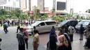 Pengunjung dan karyawan berhamburan keluar dan berkumpul di lobi pusat perbelanjaan Senayan City, Jakarta, Selasa (23/1).  Akibat gempa 6,4 skala Richter, banyak pegawai di gedung bertingkat berlari menyelamatkan diri. (Liputan6.com/Fery Pradolo)