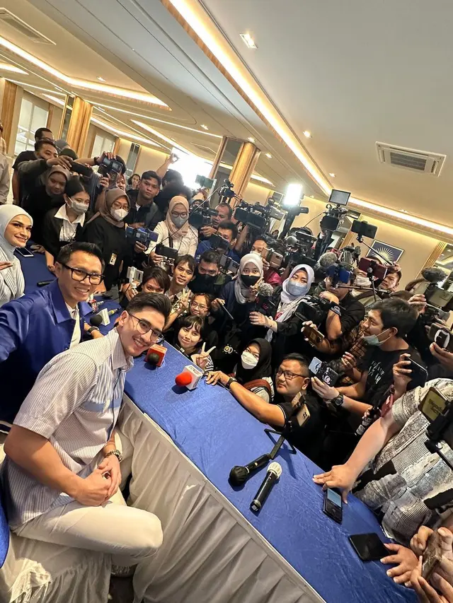 6 Potret Verrell Bramasta Resmi Terjun ke Dunia Politik, Ikuti Jejak Venna Melinda