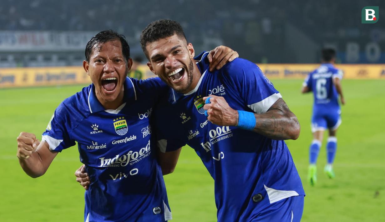 Pemain Persib Bandung, Berguinho (kanan) merayakan golnya bersama Adam Alis pada laga pekan ke-18 BRI Super League 2025/2026 melawan PSBS Biak di Stadion GBLA, Kota Bandung, Minggu (25/1/2026) malam. (Bola.com/Erwin Snaz)