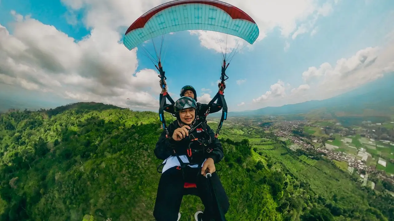 Bupati Banyuwangi Ipuk Fiestindani menjajal paralayang di bukit Menyan Kalibaru Banyuwangi. (Istimewa)