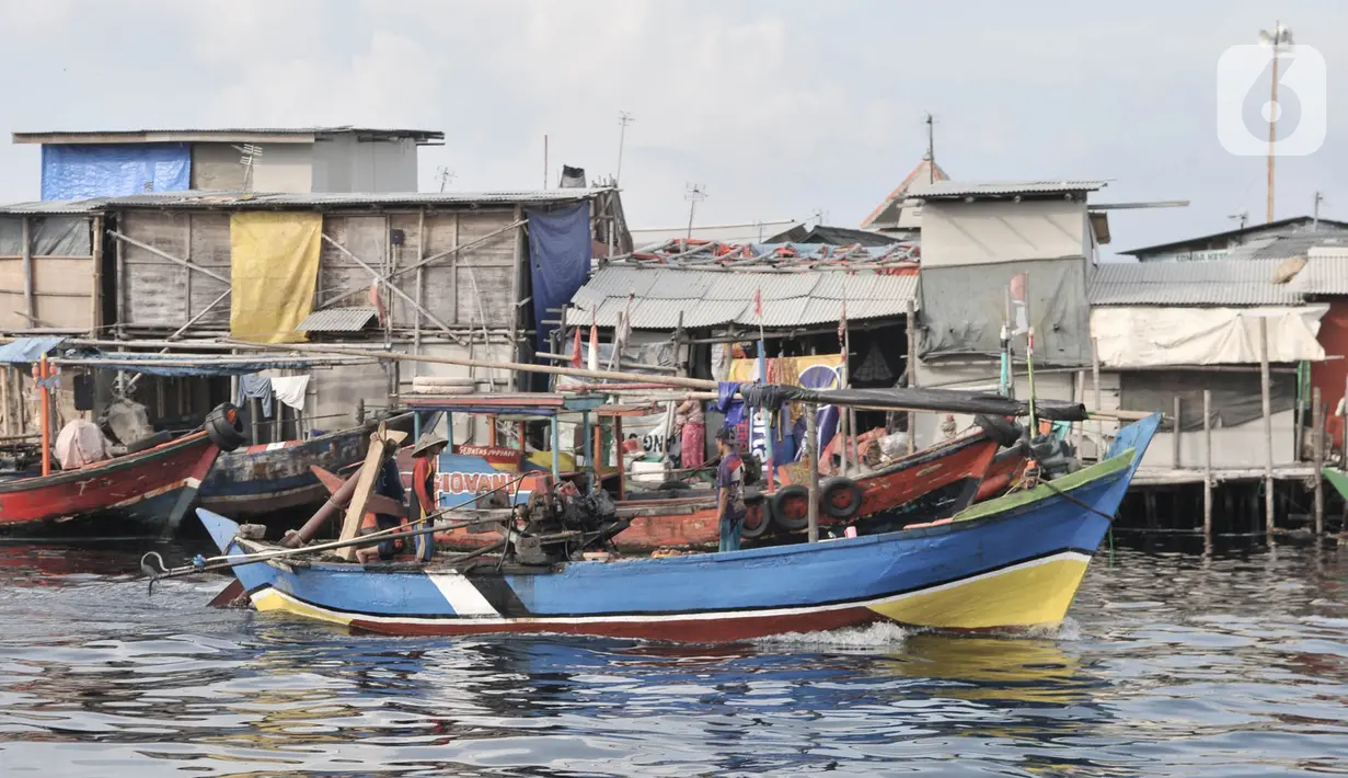 Aktivitas nelayan di kawasan pesisir Cilincing, Jakarta, Senin (1/6/2020).  Program Bantuan Langsung Tunai (BLT) akan dimulai Juni-Desember 2020 guna menjaga ketersediaan bahan pokok di tengah pandemi. (merdeka.com/Iqbal S. Nugroho)