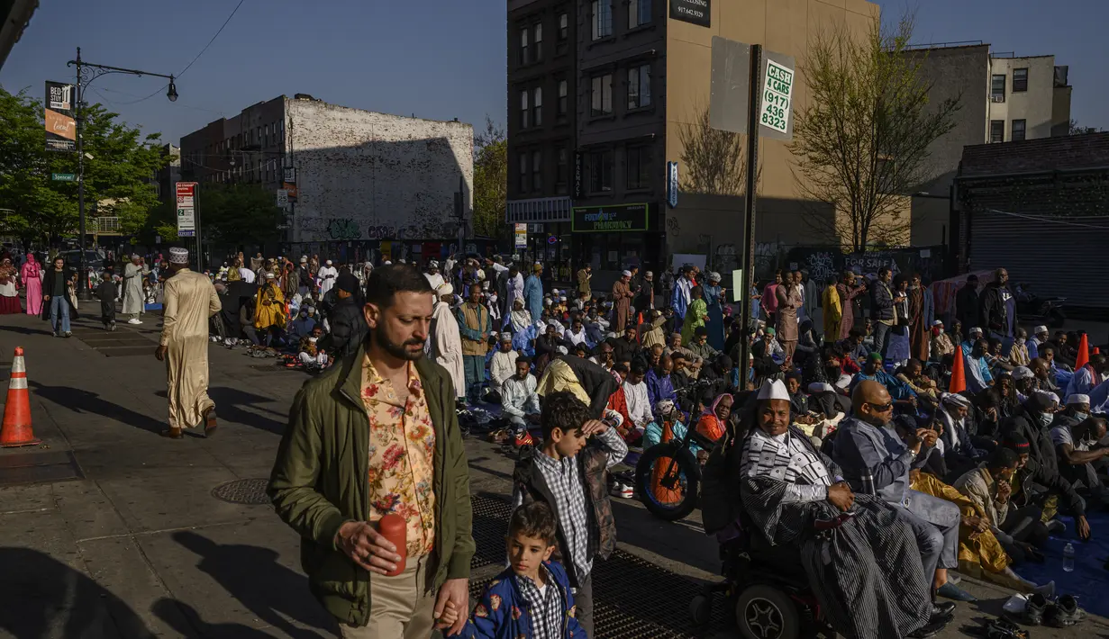 Anggota komunitas Muslim menghadiri sholat di luar Masjid At Taqwa selama perayaan Idul Fitri di wilayah Brooklyn di New York City pada 21 April 2023. (Foto oleh Ed JONES / AFP)