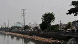 Sampah-sampah yang didominasi barang-barang rumah tangga tampak menutupi keseluruhan sisi kali di wilayah Roxy, Jakarta, Jumat (31/10/14). (Liputan6.com/Johan Tallo)