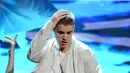 Meskipun tubuh Justin Bieber kini berotot dan tegap, namun tetap saja Justin Bieber kalah melawan pria yang tingginya mencapai 2 meter itu. (AFP/Bintang.com)