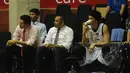 Pebasket SM Britama, Rony Gunawan (kanan) menggunakan oksigen di sela-sela laga melawan Aspac Jakarta di NBL Championship 2015 di Jakarta, Senin (4/5/2015). SM Britama unggul 59-53 atas Aspac Jakarta. (Liputan6.com/Helmi Fithriansyah)