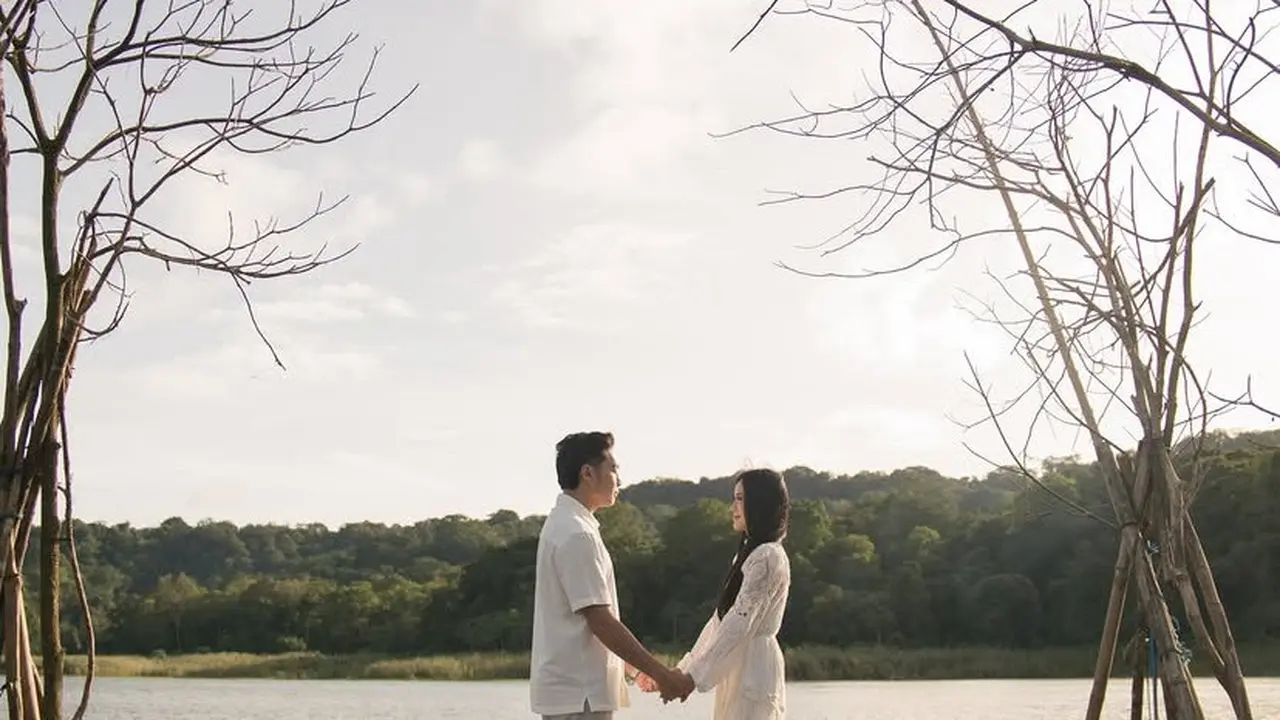 Jessica Jane Dilamar Kekasih di Danau