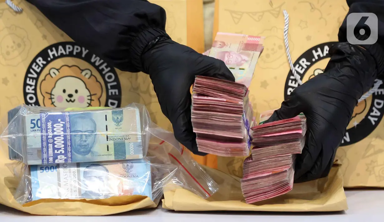 Petugas menunjukkan barang bukti berupa uang tunai yang disita dari Operasi Tangkap Tangan (OTT) terhadap Bupati Cilacap, Jawa Tengah, Syamsul Auliya Rachman, di Gedung Merah Putih Komisi Pemberantasan Korupsi (KPK), Jakarta, Sabtu (14/3/2026). Komisi Pemberantasan Korupsi (KPK) resmi menetapkan dua tersangka dalam Operasi Tangkap Tangan (OTT) di wilayah Kabupaten Cilacap, Jawa Tengah, salah satunya adalah Bupati Cilacap, Syamsul Auliya Rachman. (Liputan6.com/Helmi Fithriansyah)