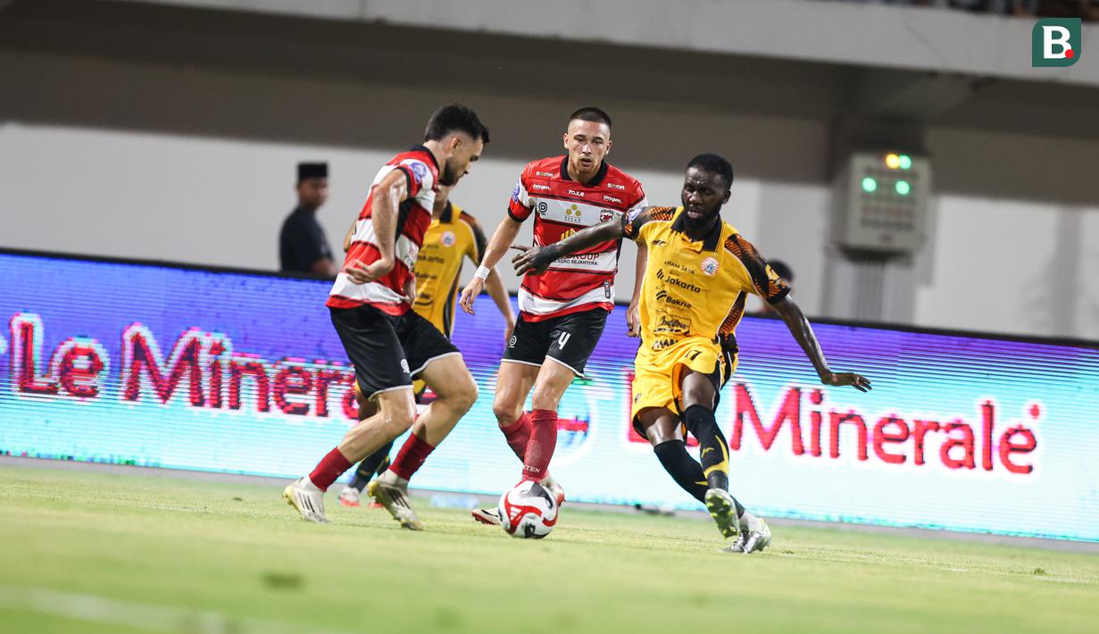 Pemain Persija Jakarta, Allano Lima (kanan) berebut bola dengan pemain Madura United pada lanjutan BRI Super League 2025/2026 di Stadion Gelora Ratu Pamelingan, Jumat (24/10/2025) malam WIB. (Bola.com/Abdul Aziz).