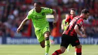 Penyerang Manchester United, Anthony Martial melewati gelandang Bournemouth Lewis Cook dalam lanjutan Premier League 2022/2023 di Vitality Stadium, Sabtu (20/5/2023) malam WIB. (AFP/Adrian Dennis)