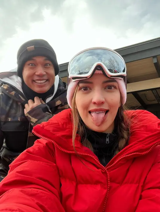 <p>Nia Ramadhani tampil cantik dengan mengenakan jaket merah. Ia terlihat melakukan selfie dengan suami. [Foto: Instagram/ramadhaniabakrie]</p>