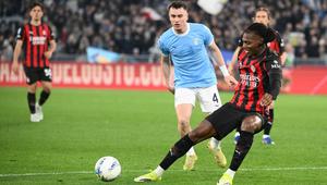 Penyerang AC Milan, Rafael Leao, gagal mencetak gol saat timnya kalah 0-1 dari Lazio pada laga pekan ke-29 Serie A di Stadio Olimpico, Roma, Senin (16/03/2026) dini hari WIB. (AFP/Alberto PIZZOLI)