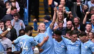 Striker Manchester City Erling Haaland (tengah) merayakan bersama rekan satu timnya setelah mencetak gol kedua ke gawang Nottingham Forest pada pertandingan Liga Inggris di Etihad Stadium, Manchester, Sabtu, 23 September 2023. (Oli SCARFF / AFP)