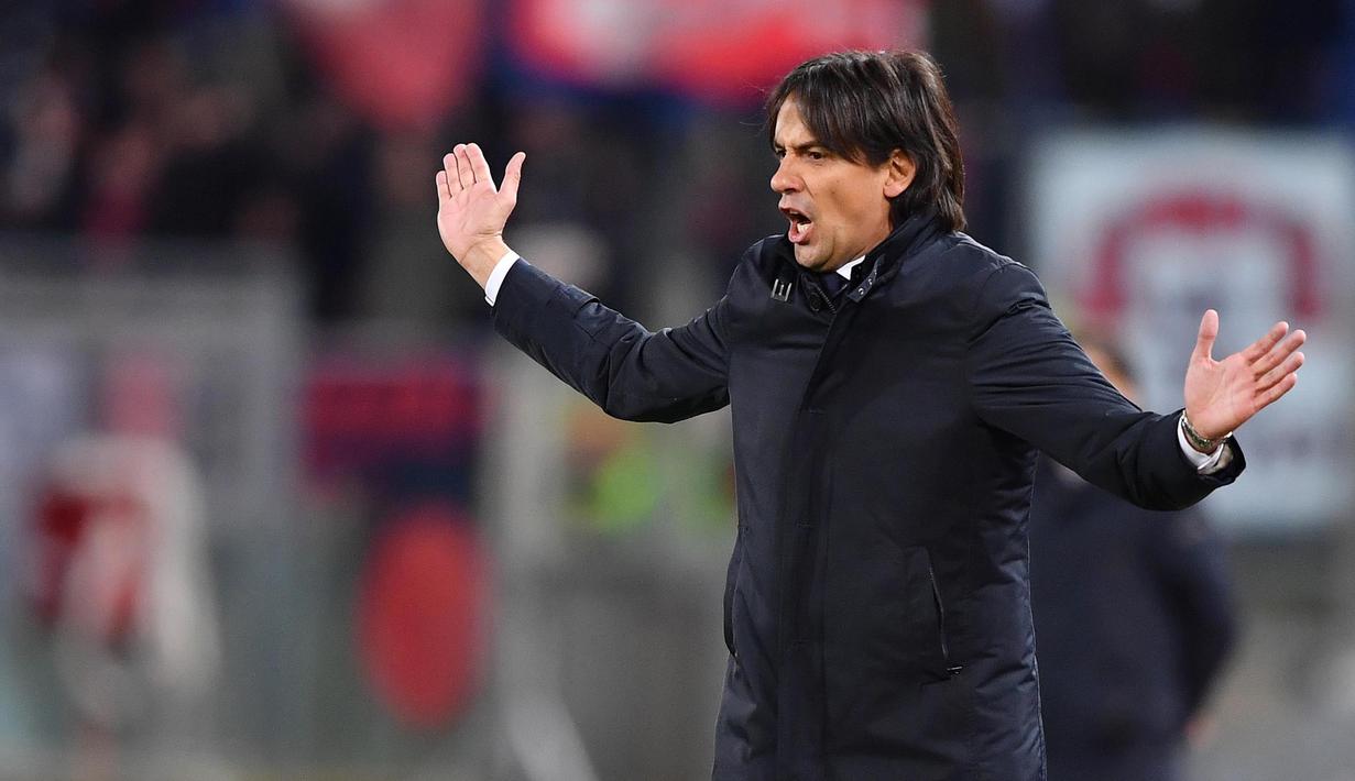 Gaya pelatih  Lazio, Simone Inzaghi memberikan semangat kepada anak asuhnya saat melawan Genoa pada babak 16 besar Coppa Italia  di Olimpico stadium, Rome, (18/1/2017). Lazio menang 4-2. (EPA/Ettore Ferrari)