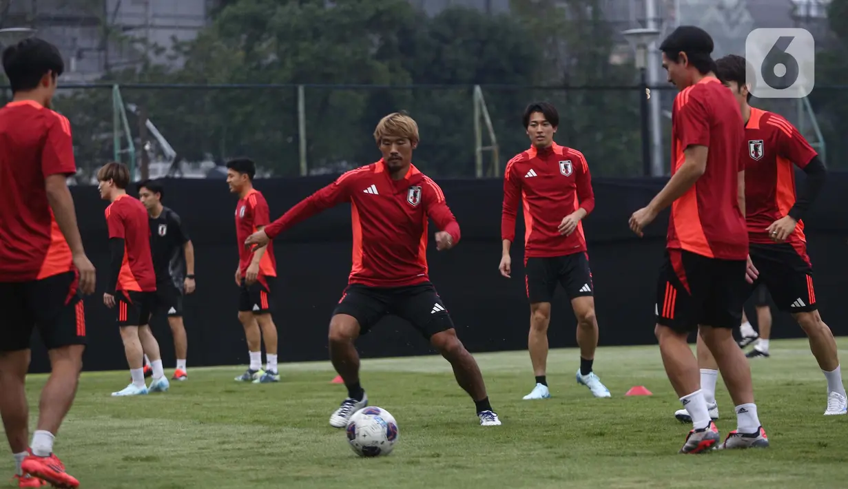 Dari 15 menit waktu peliputan, skuad Samurai Biru terlihat serius saat menjalani sesi latihan. (Liputan6.com/Angga Yuniar)