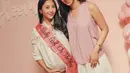 Tampilannya pun ditambah dengan sash pink dengan tulisan Baby Girl On The Way. Melengkapi tampilannya dengan anting-anting hoop minimalis. Rambutnya ditata panjang wavy belah dua. Dengan riasan naturalnya. [@nonawilly]