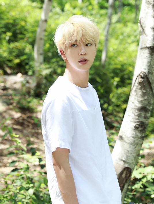 FOTO Gaya  Rambut  Jin BTS  dengan Berbagai Warna Tampan 