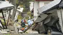 Beberapa saat setelah gempa melanda, sekitar 300 petugas berupaya mencari korban lain yang mungkin tertimbun puing bangunan, Jepang, Sabtu (22/11/2014). (REUTERS/Kyodo)
