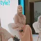 Ibu dua anak ini tampil sangat anggun saat menjadi pembicara sebuah event yang diselenggarakan oleh salah satu bank syariah di Indonesia. (Foto: Instagram/ paula_verhoeven)