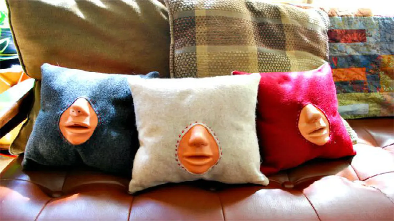 Bantal yang Diciptakan untuk Berlatih Ciuman